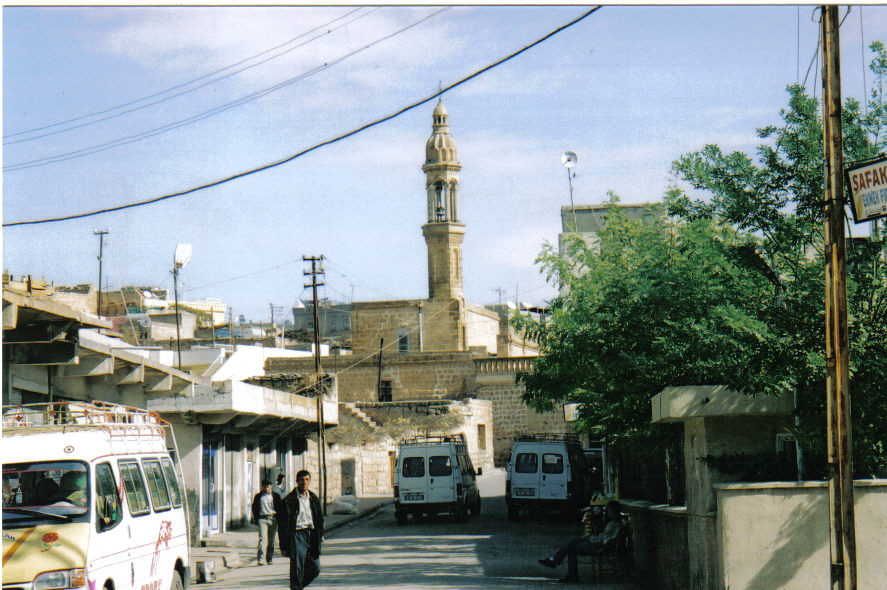 Mardin'in Midyat ilçesinde PKK'lı teröristler tarafından sivil araçlara yapılan saldırıda 19 kişi öldü, 5…