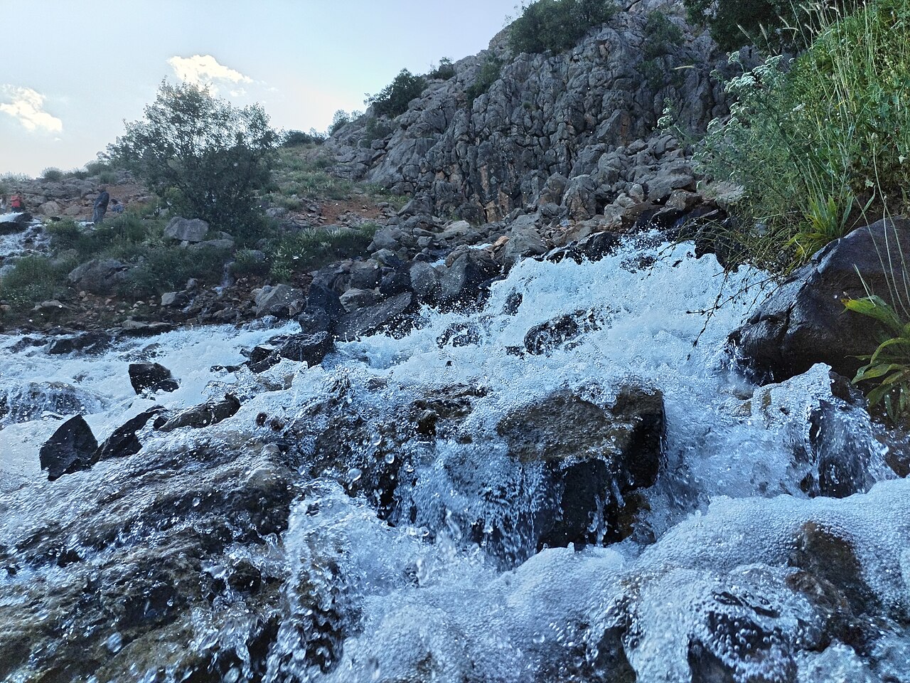 PKK'lı teröristler Tunceli'den Ovacık ilçesine doğru yol alan 50 araçlık konvoya roketatarlarla saldırdı