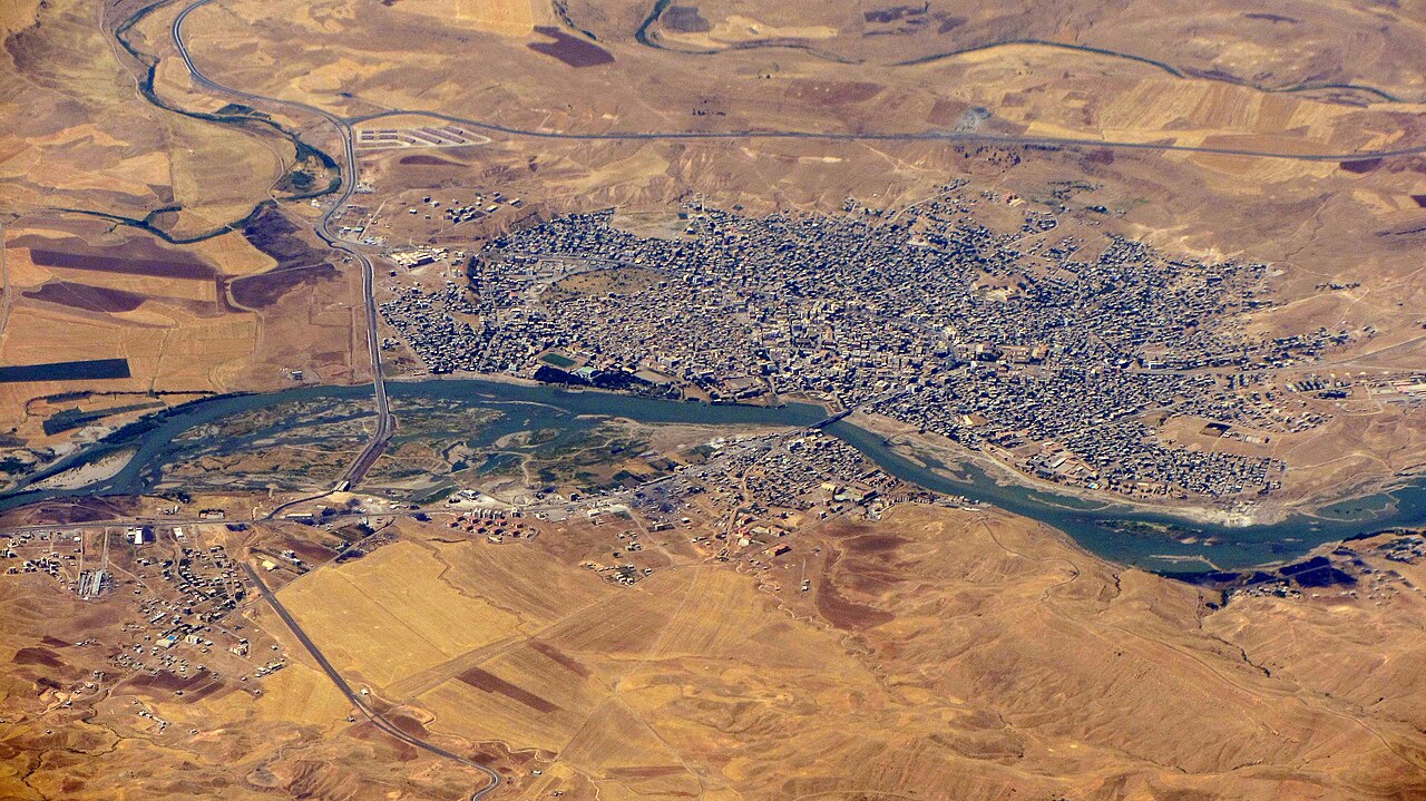 Şırnak'ta Cizre Tank Taburu'na ait askeri bir araç, İpekyolu Camii civarında PKK terör örgütü mensuplarınca uzun…